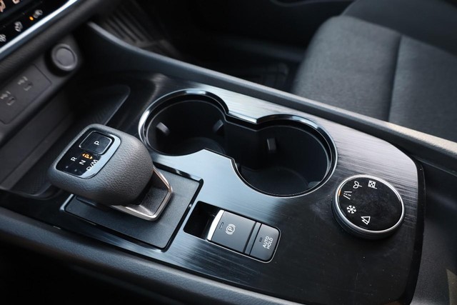 Nissan Rogue Vehicle Image 15