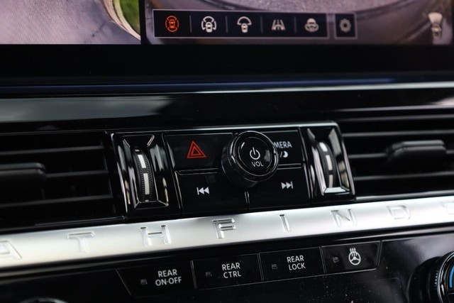 Nissan Pathfinder Vehicle Image 17