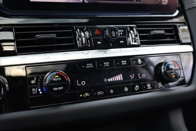 Nissan Pathfinder Vehicle Image 18