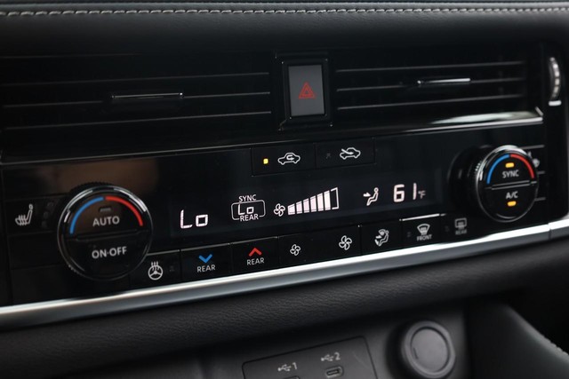 Nissan Rogue Vehicle Image 16