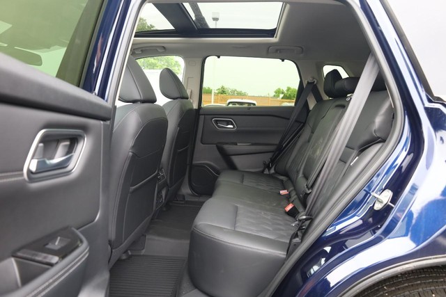 Nissan Rogue Vehicle Image 24
