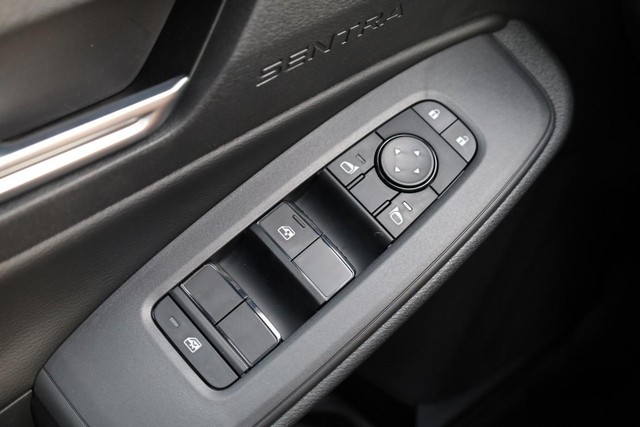 Nissan Sentra Vehicle Image 18