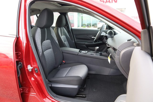 Nissan Sentra Vehicle Image 25