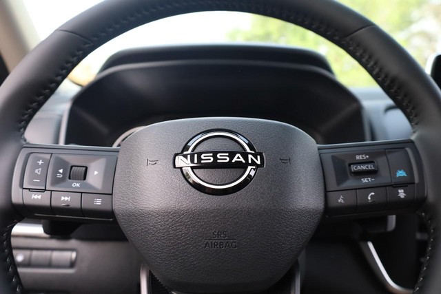 Nissan Rogue Vehicle Image 11