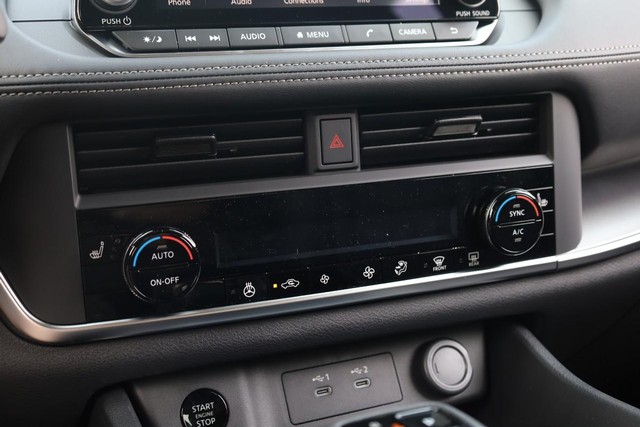 Nissan Rogue Vehicle Image 15