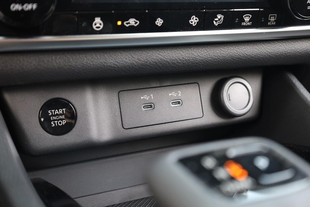 Nissan Rogue Vehicle Image 16