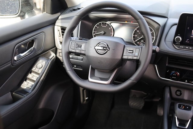 Nissan Rogue Vehicle Image 25