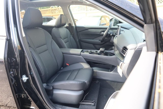 Nissan Rogue Vehicle Image 26