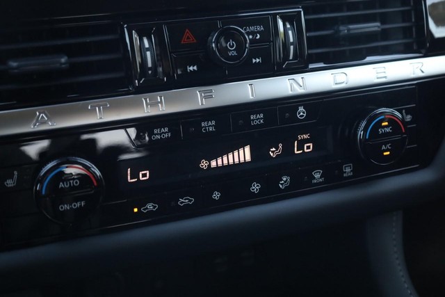 Nissan Pathfinder Vehicle Image 16