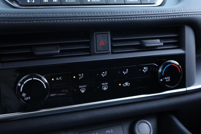 Nissan Rogue Vehicle Image 13