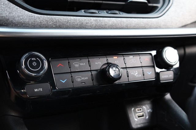 Jeep Compass Vehicle Image 15
