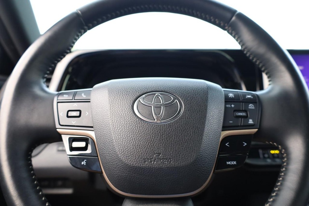 Toyota Crown Vehicle Full-screen Gallery Image 9