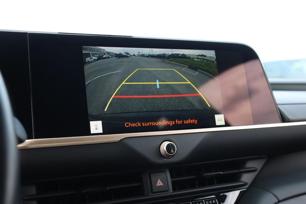 Toyota Crown Vehicle Full-screen Gallery Image 12