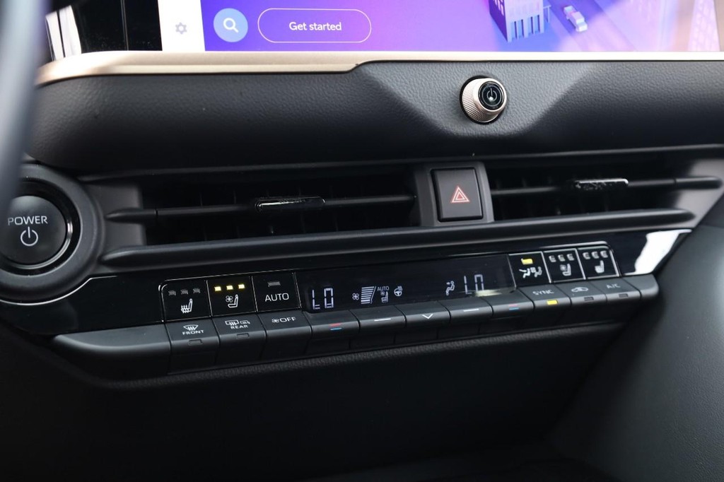 Toyota Crown Vehicle Full-screen Gallery Image 13