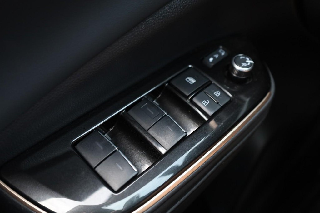 Toyota Crown Vehicle Full-screen Gallery Image 17