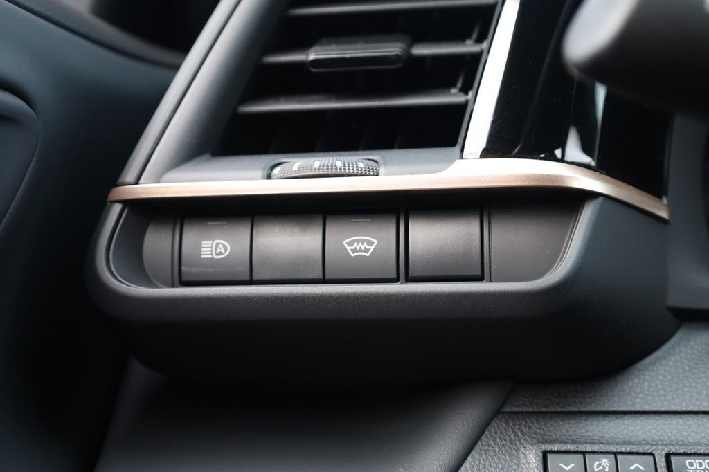 Toyota Crown Vehicle Full-screen Gallery Image 18