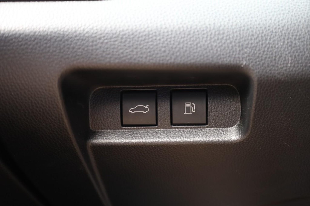 Toyota Crown Vehicle Full-screen Gallery Image 20
