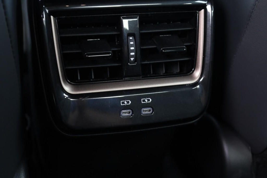Toyota Crown Vehicle Full-screen Gallery Image 23