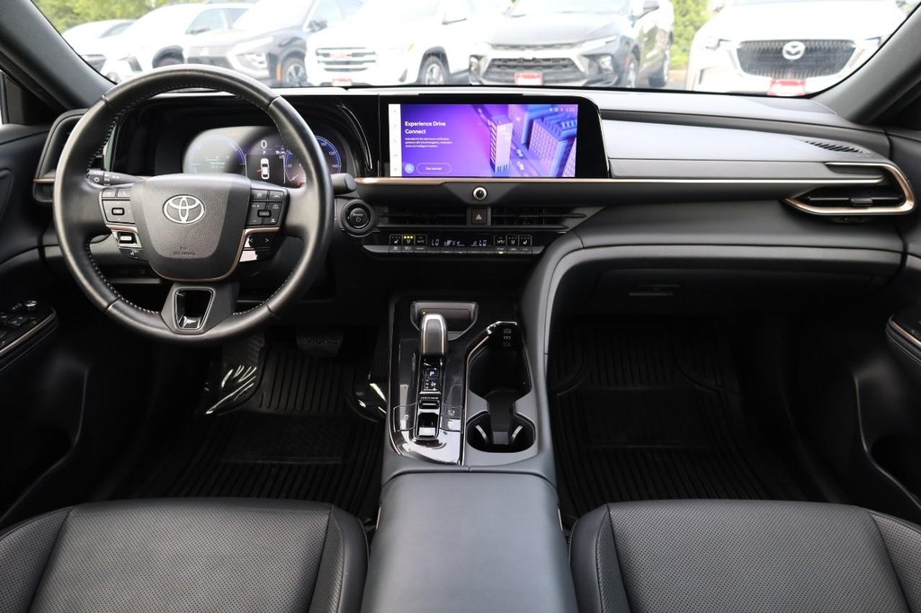 Toyota Crown Vehicle Full-screen Gallery Image 24