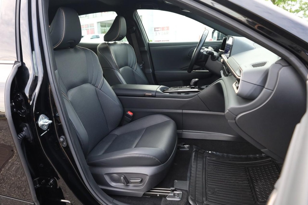 Toyota Crown Vehicle Full-screen Gallery Image 26