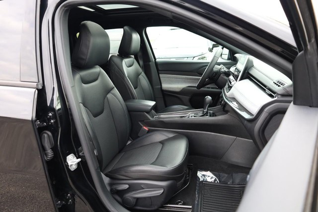 Jeep Compass Vehicle Image 24