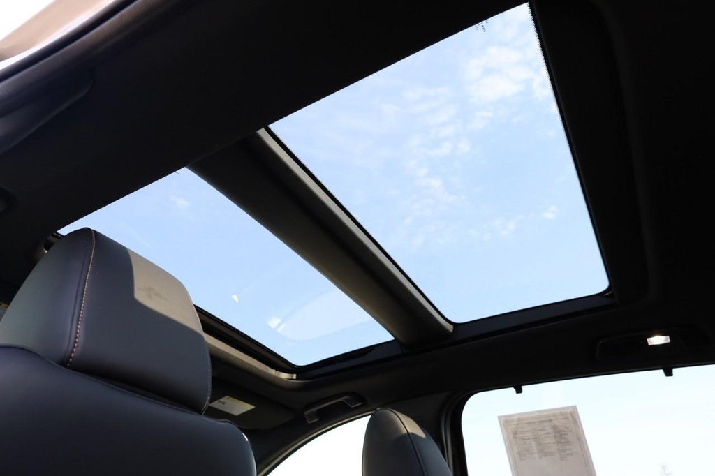 Mazda CX-90 Vehicle Full-screen Gallery Image 12