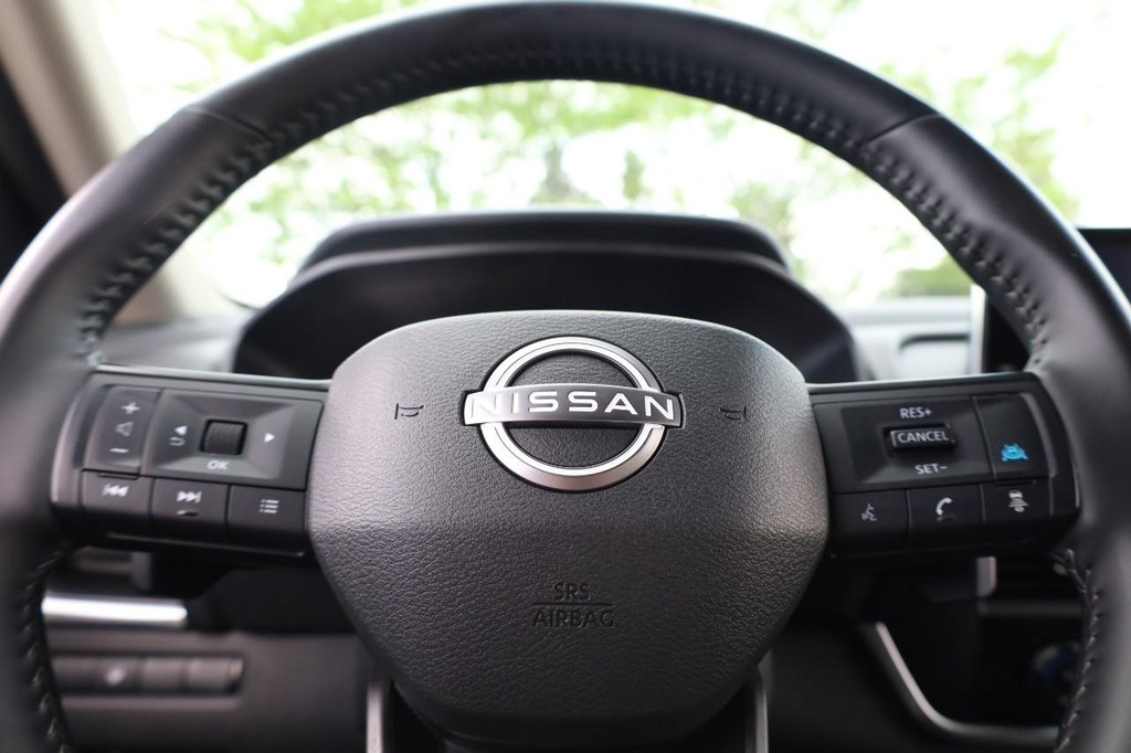 Nissan Rogue Vehicle Image 09