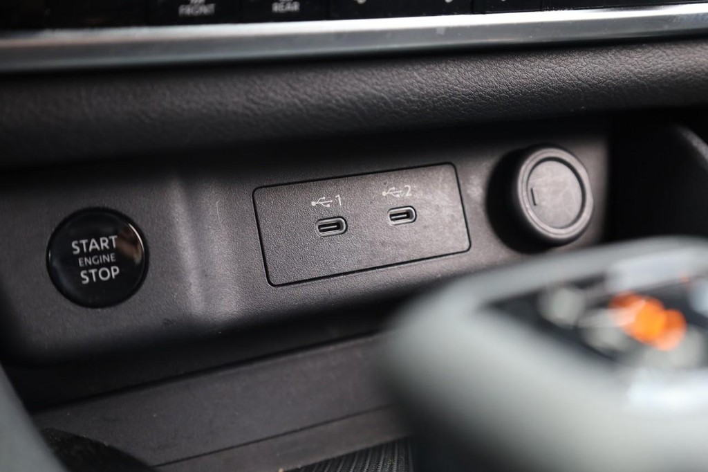 Nissan Rogue Vehicle Image 14