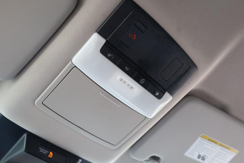 Nissan Rogue Vehicle Image 16