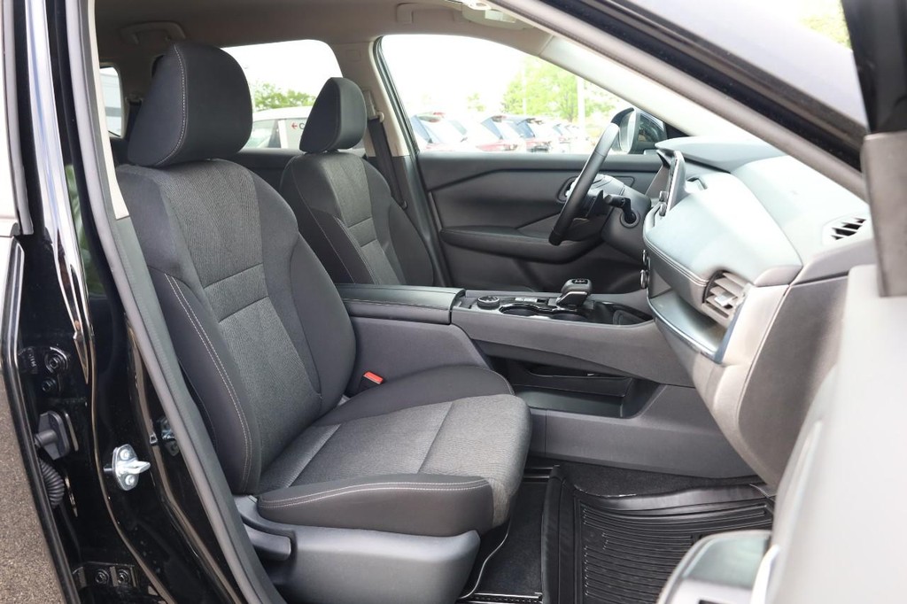 Nissan Rogue Vehicle Image 24