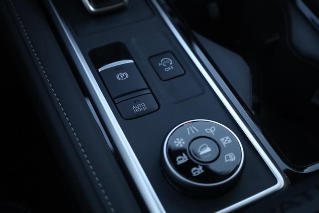 Nissan Pathfinder Vehicle Image 17