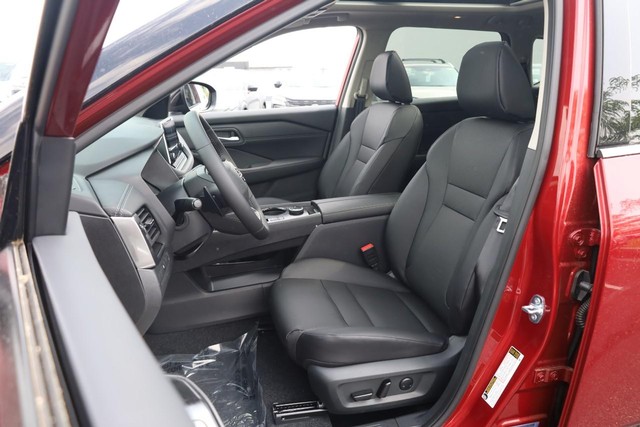 Nissan Rogue Vehicle Image 08
