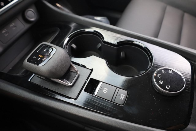 Nissan Rogue Vehicle Image 17