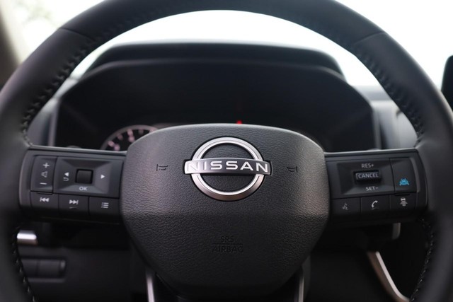Nissan Rogue Vehicle Image 09