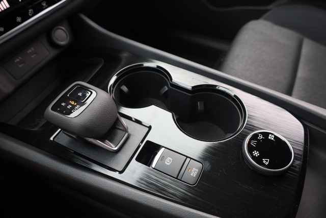 Nissan Rogue Vehicle Image 15