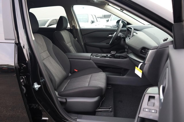 Nissan Rogue Vehicle Image 24