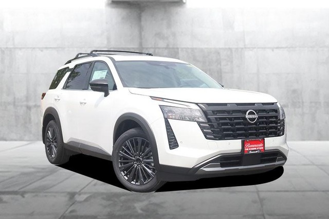 Nissan Pathfinder Vehicle Full-screen Gallery Image 2