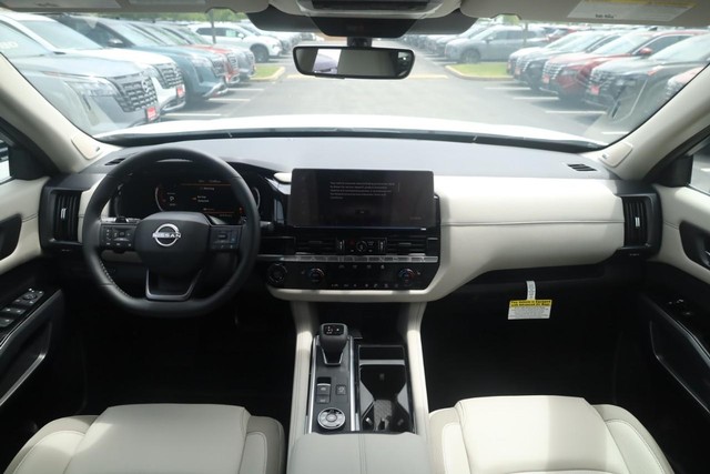 Nissan Pathfinder Vehicle Full-screen Gallery Image 7