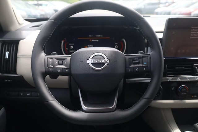 Nissan Pathfinder Vehicle Full-screen Gallery Image 8