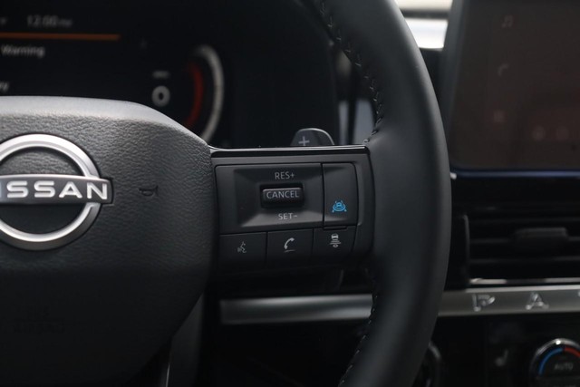 Nissan Pathfinder Vehicle Full-screen Gallery Image 9