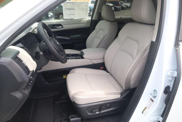 Nissan Pathfinder Vehicle Full-screen Gallery Image 20