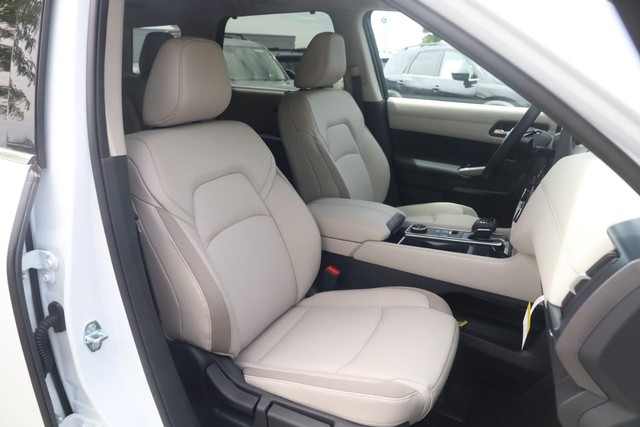 Nissan Pathfinder Vehicle Full-screen Gallery Image 21