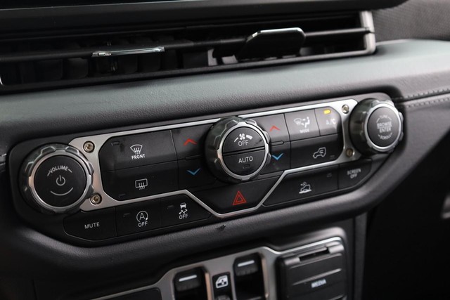 Jeep Wrangler Vehicle Image 13