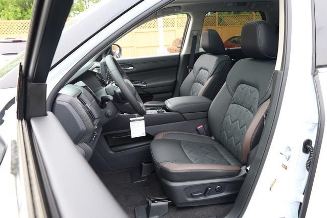 Nissan Pathfinder Vehicle Image 10