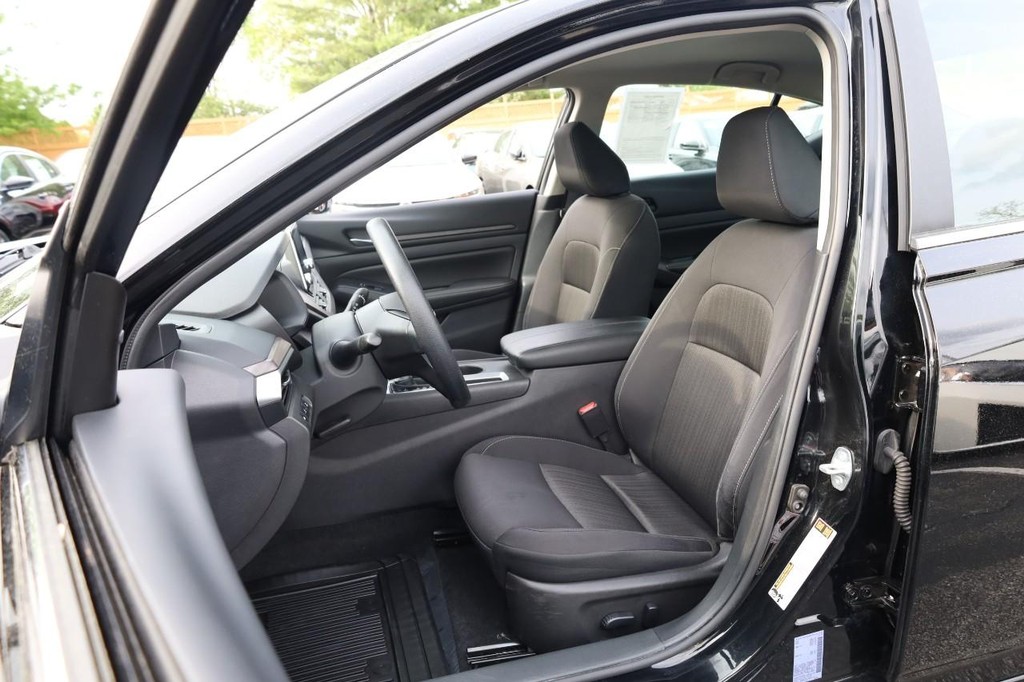 Nissan Altima Vehicle Image 08