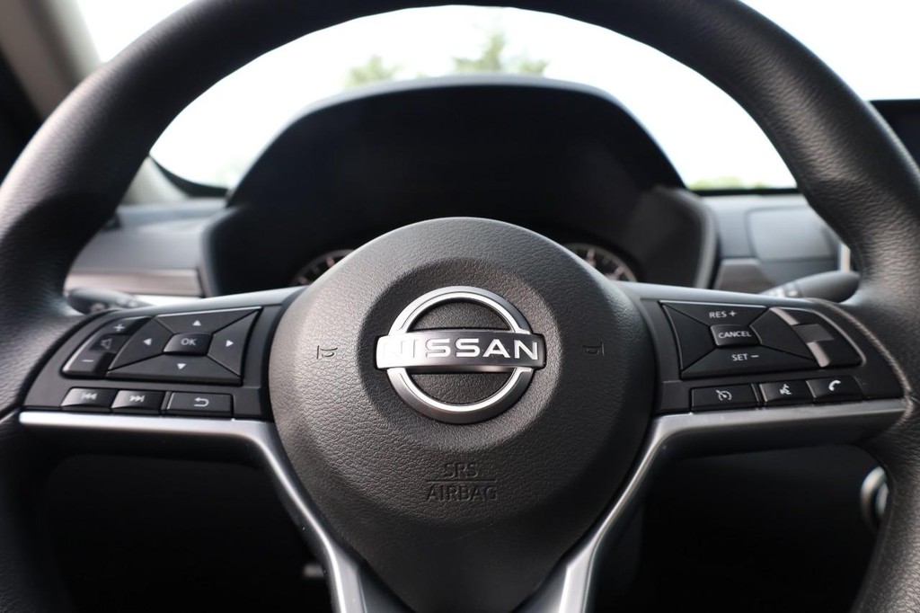 Nissan Altima Vehicle Image 09