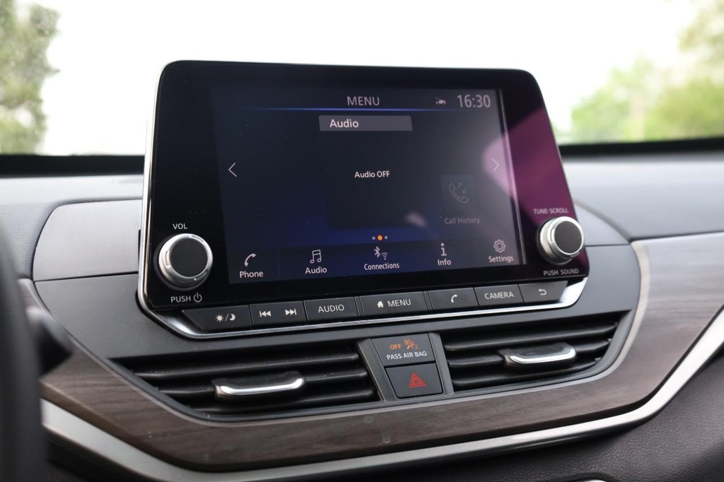 Nissan Altima Vehicle Image 11