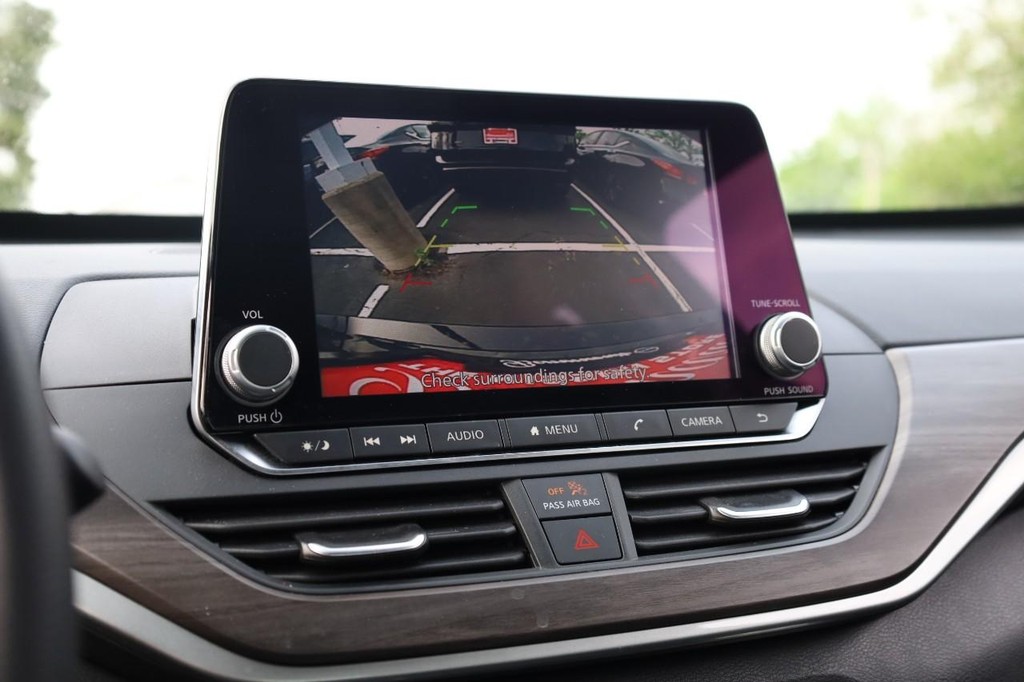 Nissan Altima Vehicle Image 12