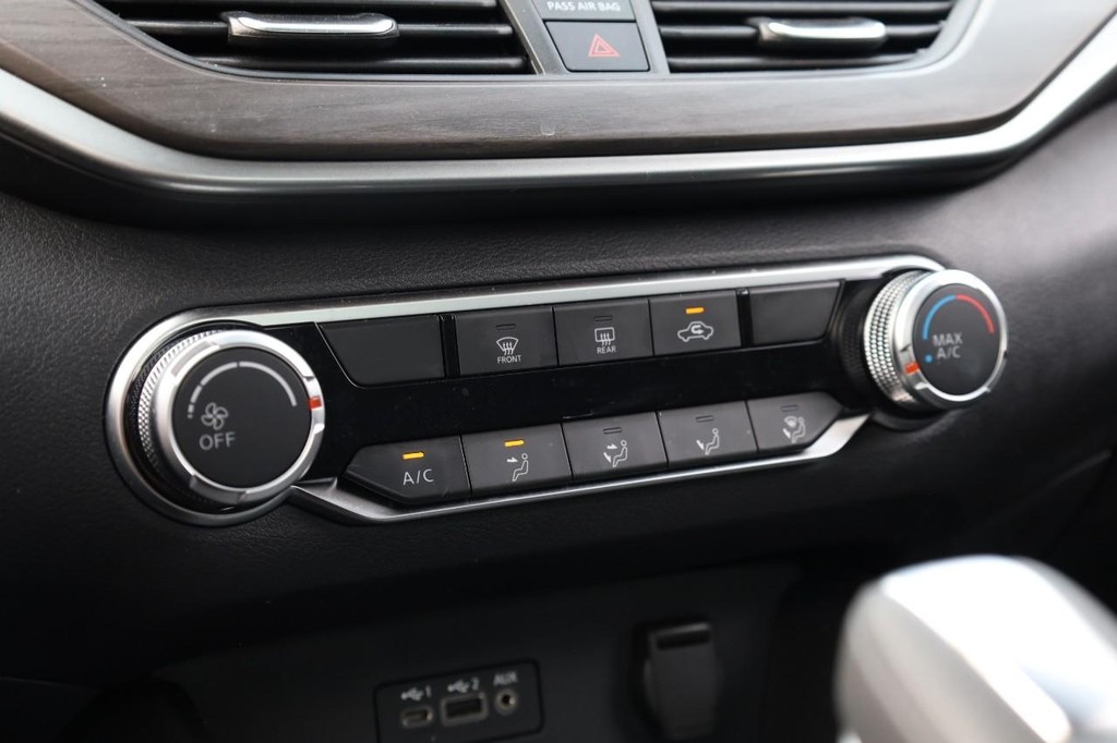 Nissan Altima Vehicle Image 13