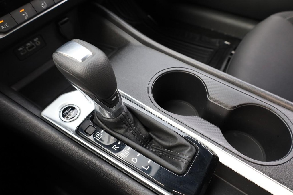 Nissan Altima Vehicle Image 15